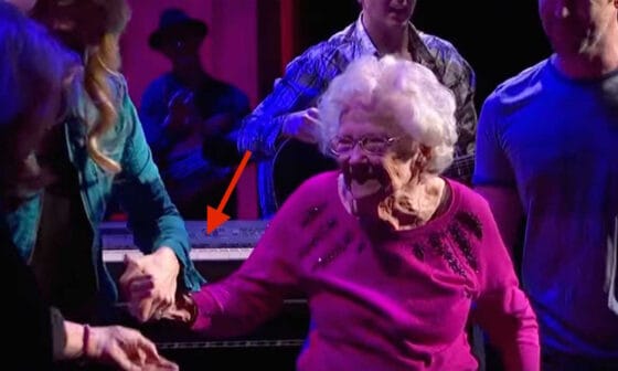 98 Year Old Woman Play Piano