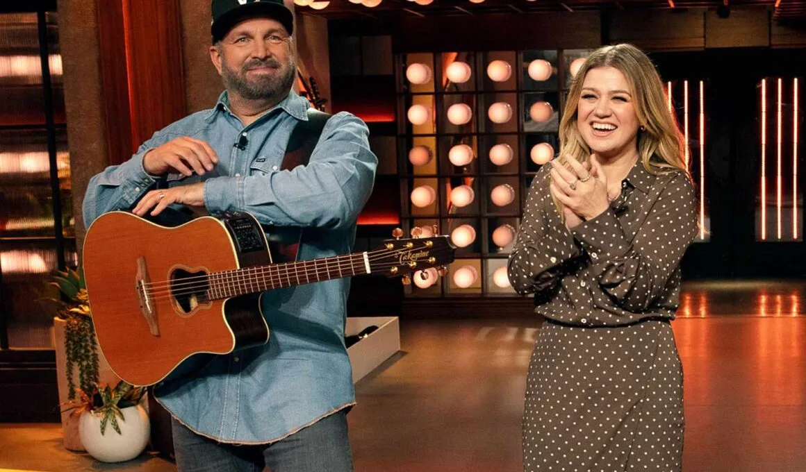 Kelly Clarkson and Garth Brooks